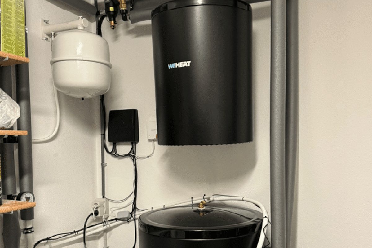 Binnenunit en buffervat van een WeHeat warmtepomp in een technische ruimte