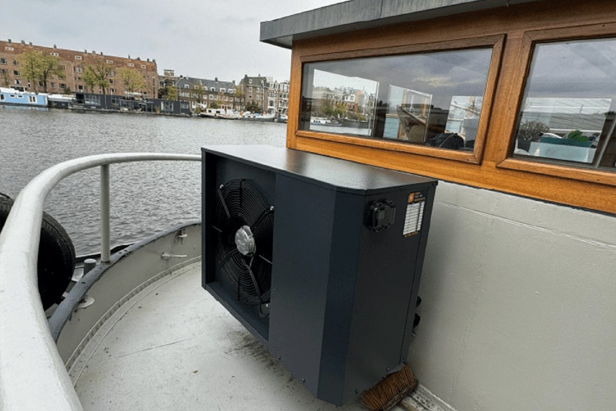 Buitenunit van een warmtepomp op het dek van een woonboot