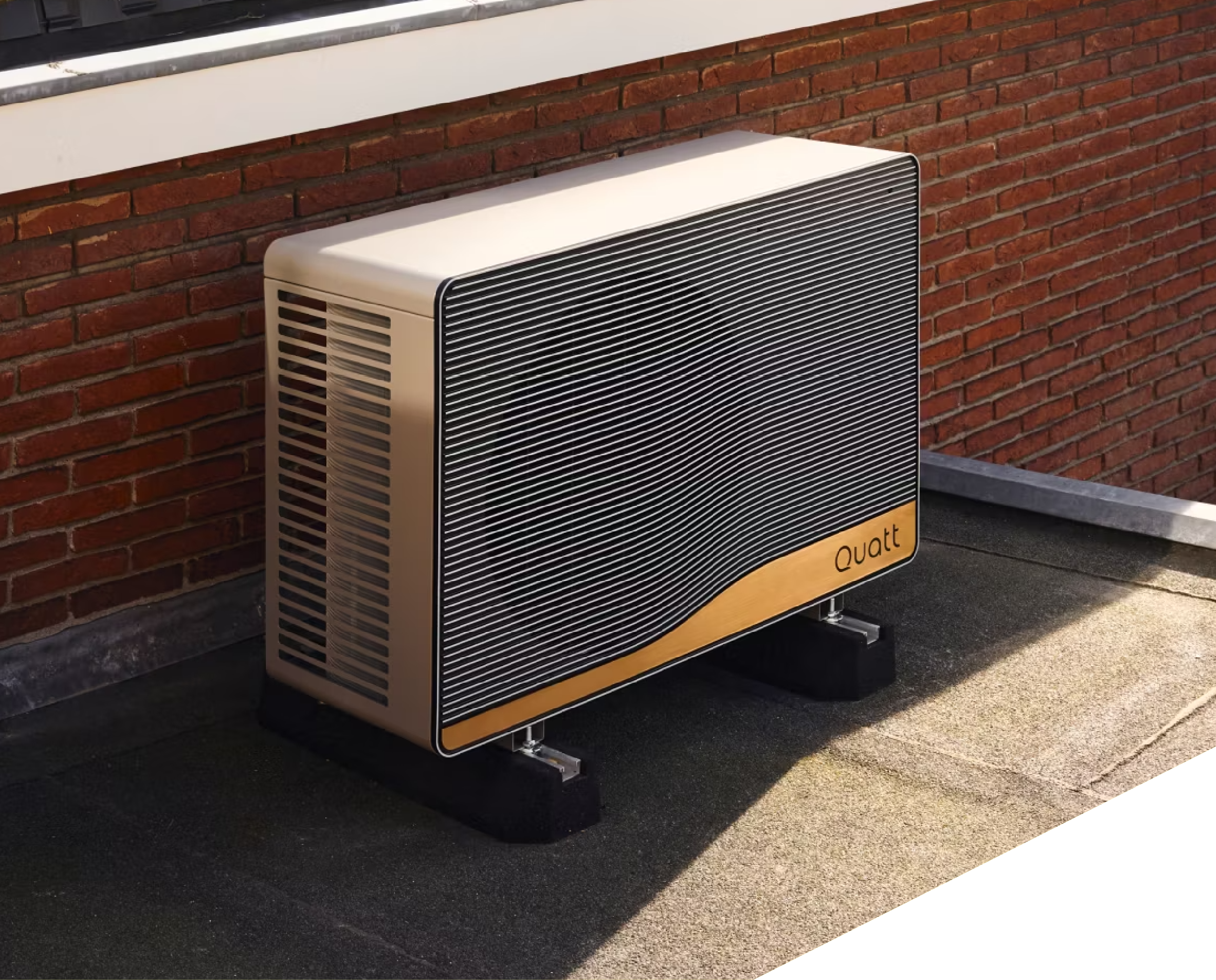 Quatt V2 Hybride warmtepomp, ge&iuml;nstalleerd op een dak